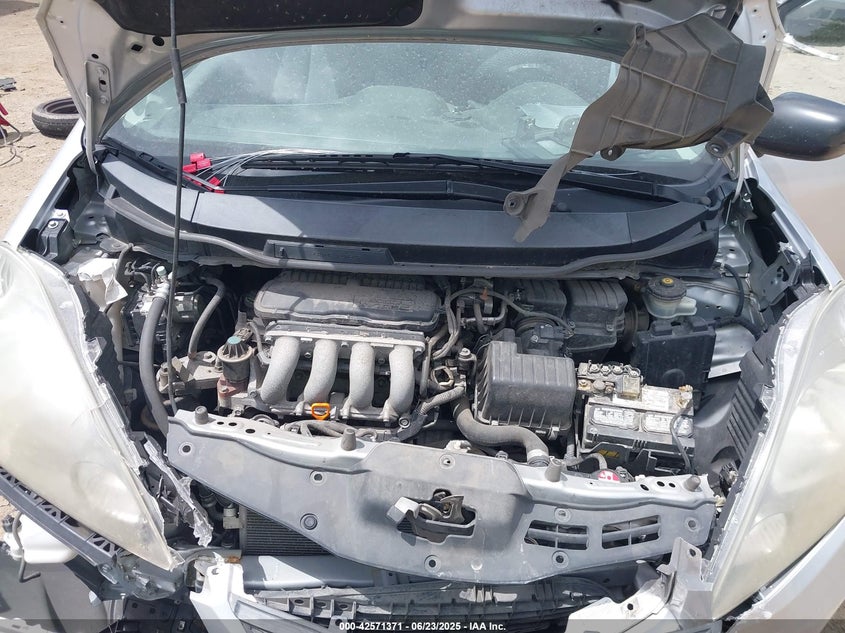 2011 HONDA FIT VIN: JHMGE8H37BC015088