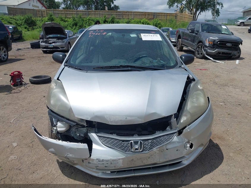 2011 HONDA FIT VIN: JHMGE8H37BC015088