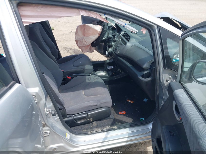 2011 HONDA FIT VIN: JHMGE8H37BC015088