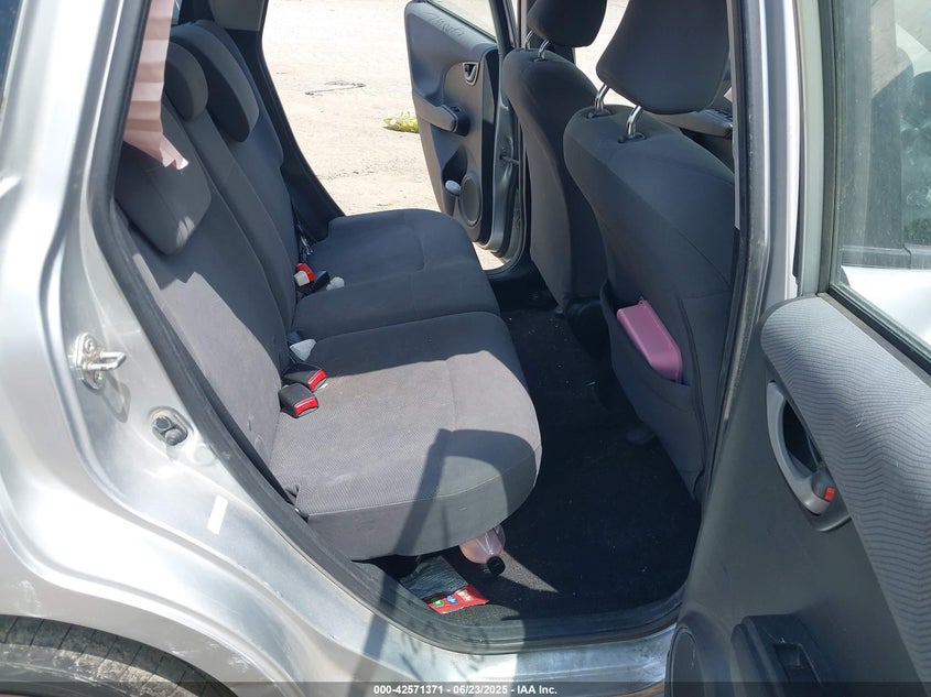 2011 HONDA FIT VIN: JHMGE8H37BC015088