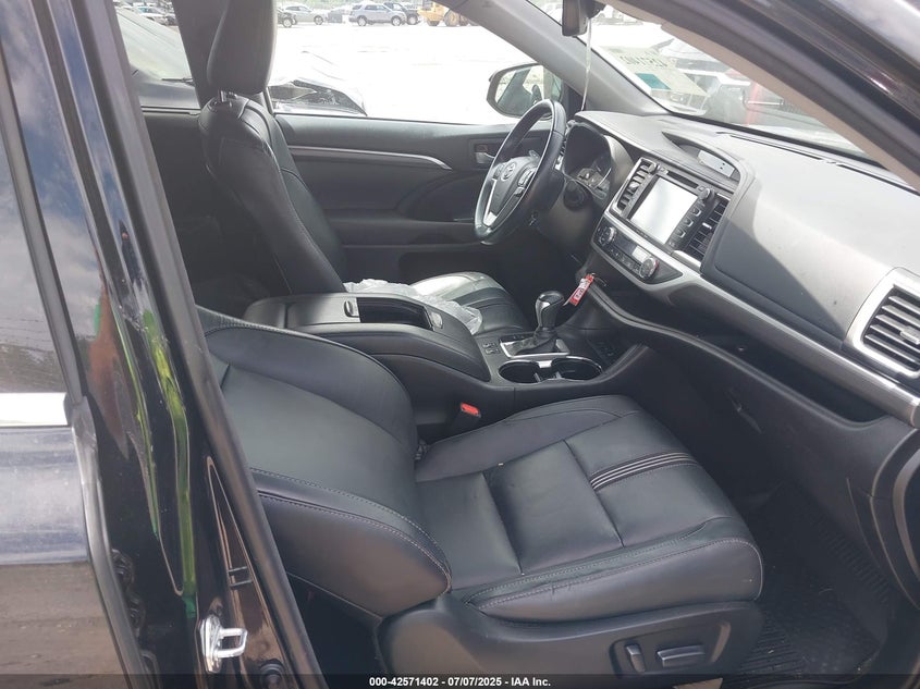 2017 TOYOTA HIGHLANDER SE - 5TDJZRFH6HS365125