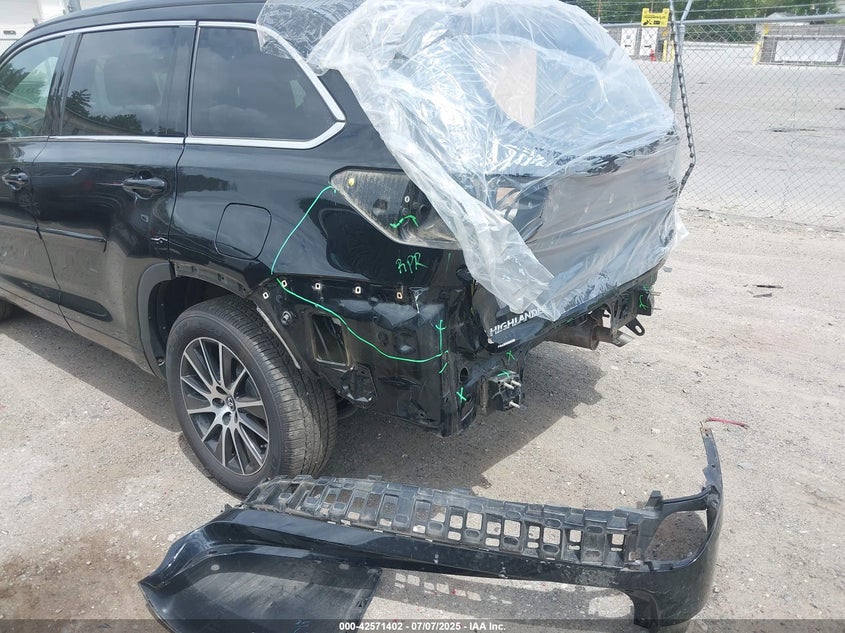 2017 TOYOTA HIGHLANDER SE - 5TDJZRFH6HS365125