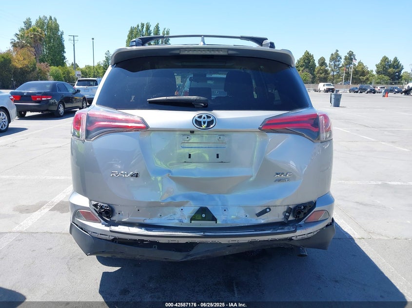 2018 TOYOTA RAV4 XLE - JTMRFREV2JJ260751