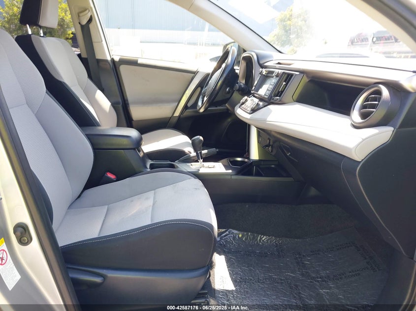 2018 TOYOTA RAV4 XLE - JTMRFREV2JJ260751