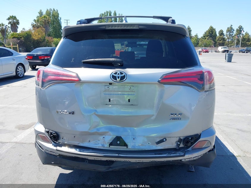 2018 TOYOTA RAV4 XLE - JTMRFREV2JJ260751