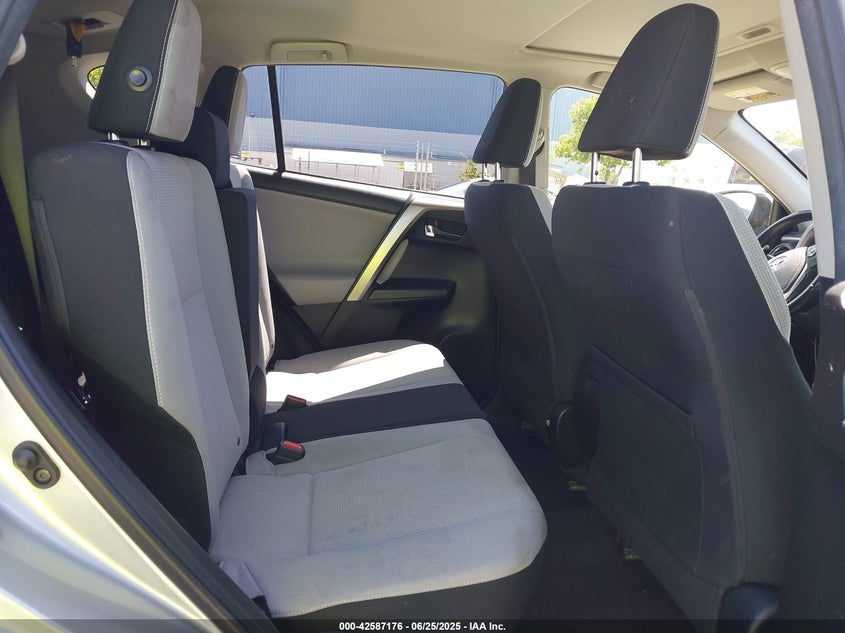 2018 TOYOTA RAV4 XLE - JTMRFREV2JJ260751