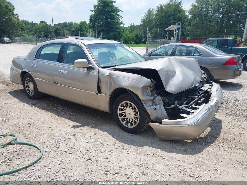 1LNHM82W3YY764702 2000 Lincoln Town Car Signature auction photo 1
