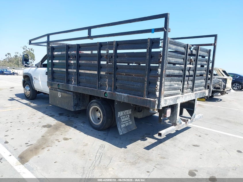 2004 GMC Sierra 3500 Chassis Work Truck white truck diesel 1GDJC342X4E399142 photo #4