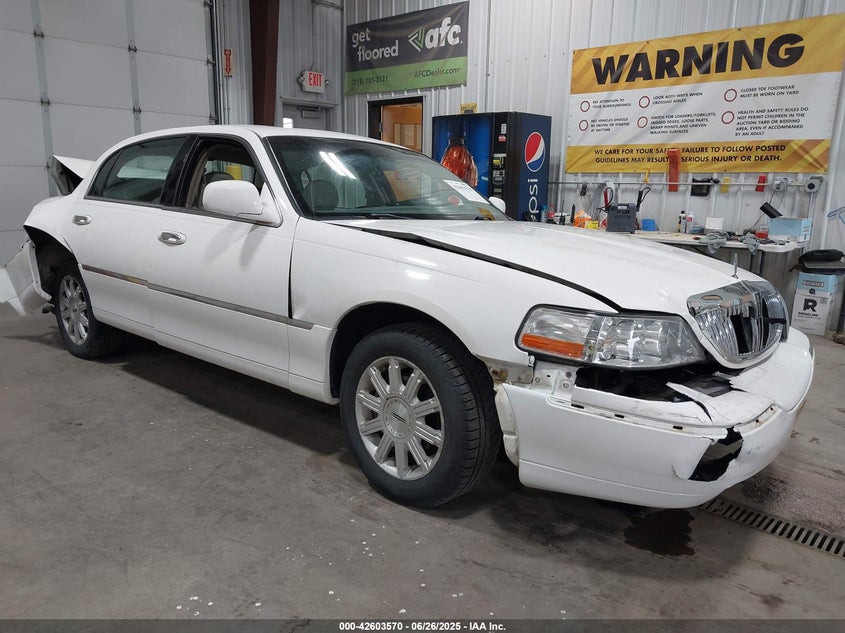 1LNHM82V17Y631619 2007 Lincoln Town Car Signature Limited auction photo 1
