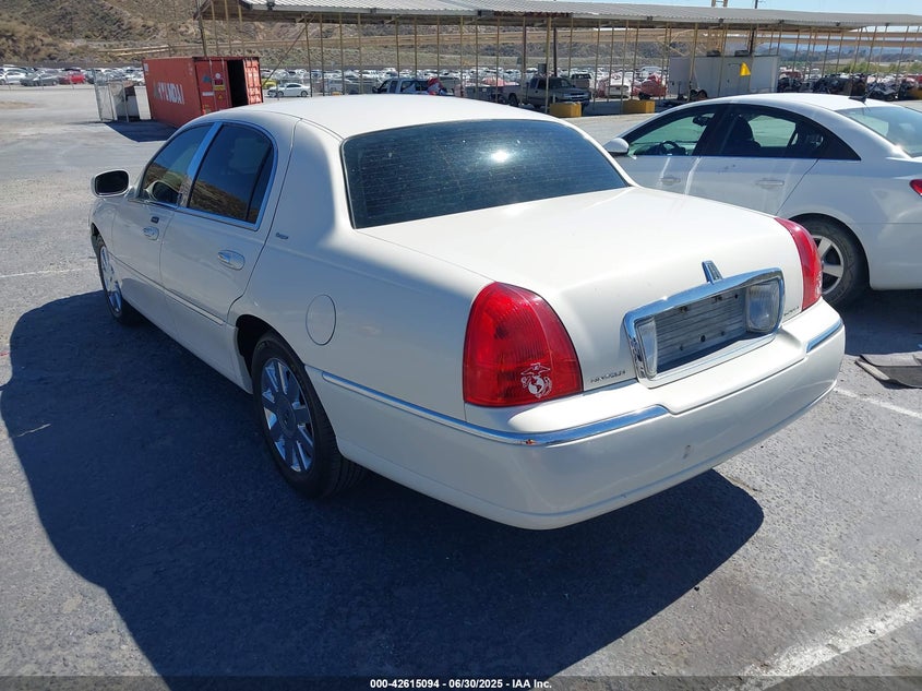 2007 LINCOLN TOWN CAR VIN: 1LNHM83WX7Y605415