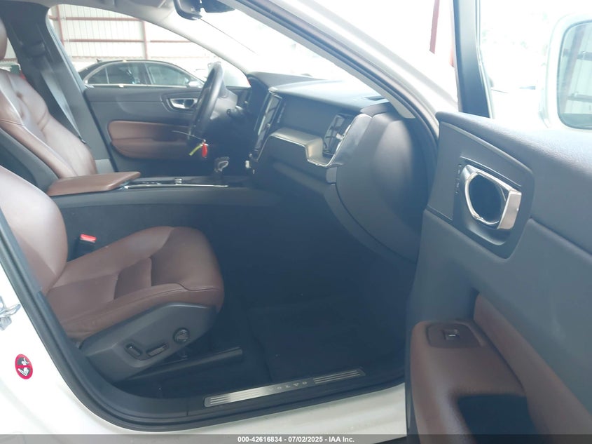 VIN LYV102RKXJB117271 2018 VOLVO XC60 T5 MOMENTUM