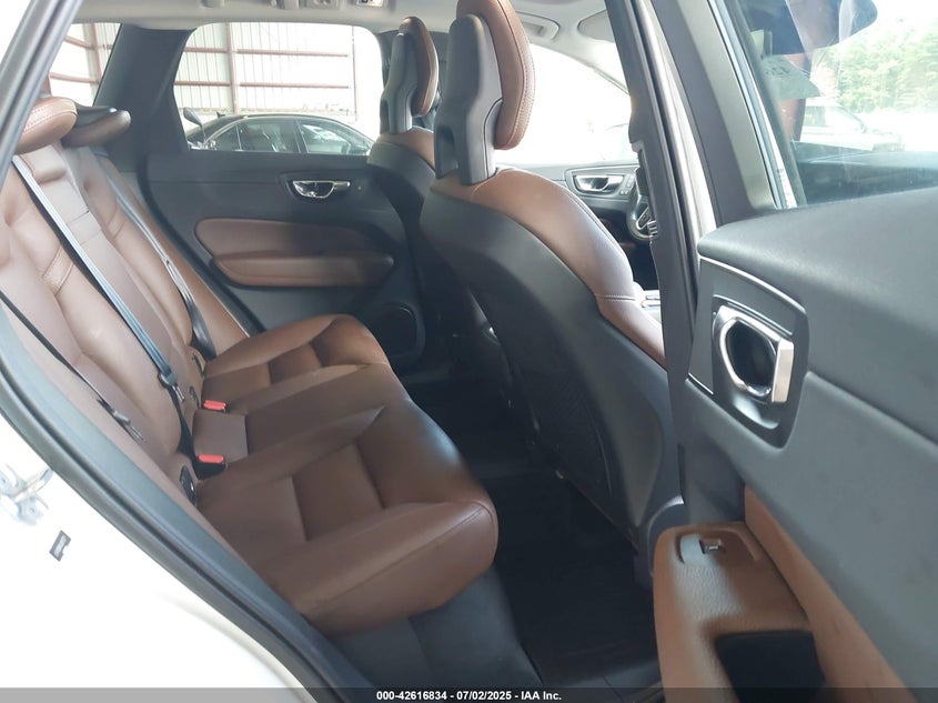 VIN LYV102RKXJB117271 2018 VOLVO XC60 T5 MOMENTUM