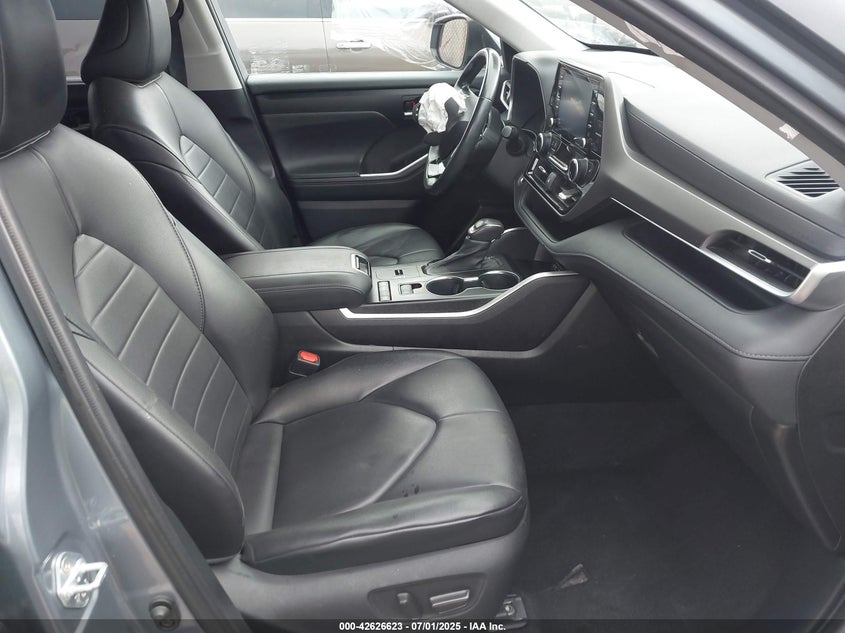 2021 TOYOTA HIGHLANDER XLE - 5TDHZRAH4MS066586