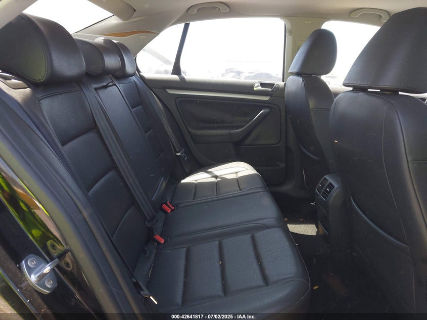 2010 VOLKSWAGEN JETTA VIN: 3VWAZ7AJ8AM073381
