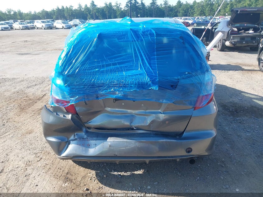 2011 HONDA FIT VIN: JHMGE8H32BC010607