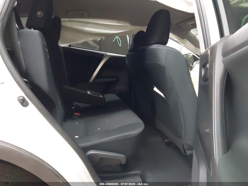 VIN JTMZFREV6JJ198898 2018 TOYOTA RAV4 LE