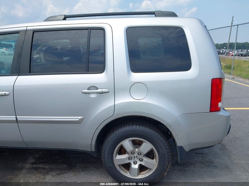 2011 HONDA PILOT VIN: 5FNYF4H41BB081370