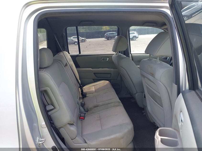 2011 HONDA PILOT VIN: 5FNYF4H41BB081370