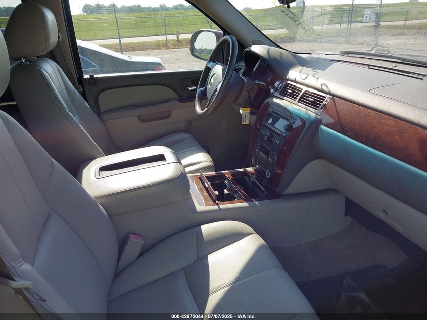 2010 CHEVROLET TAHOE VIN: 1GNUKBE05AR263976
