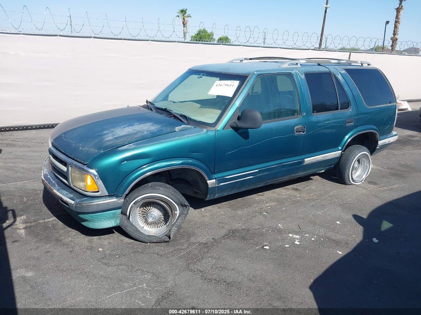 1GNCS13W8V2168906 1997 CHEVROLET BLAZER photo no. 2