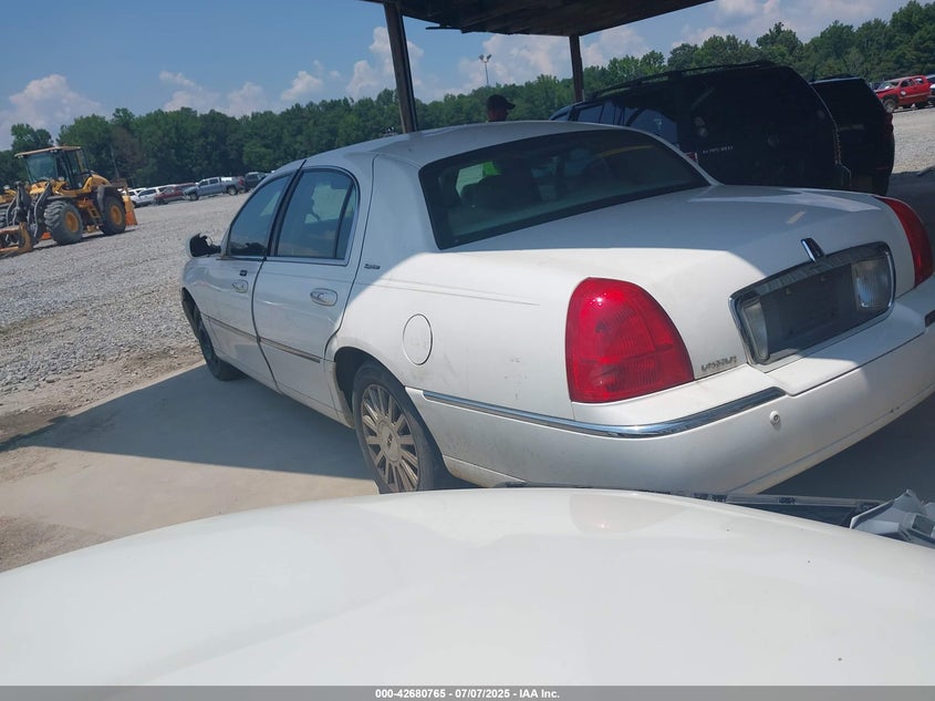 1LNHM81W24Y607979 2004 LINCOLN TOWN CAR photo no. 3