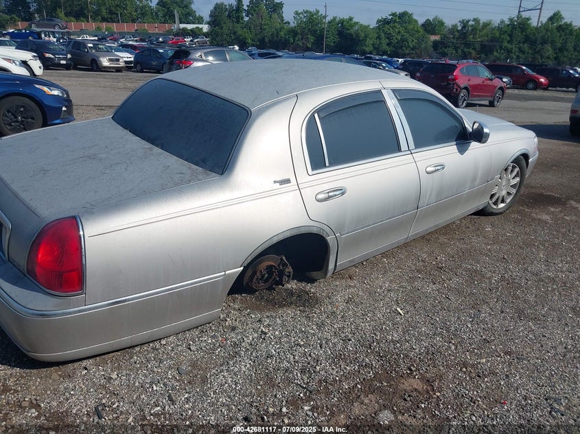 2008 LINCOLN TOWN CAR VIN: 2LNHM82WX8X663589