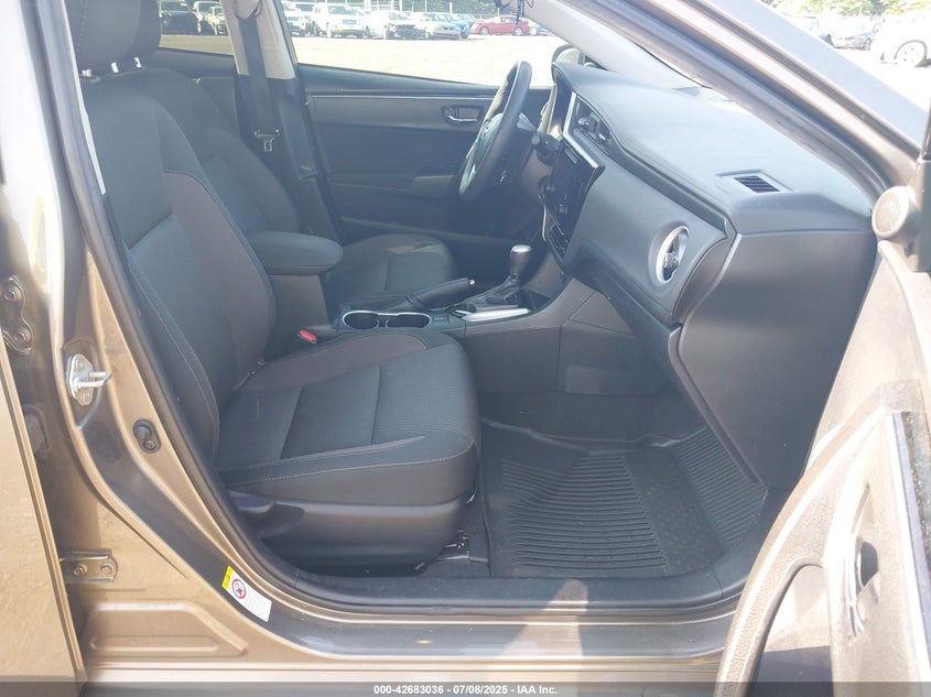 VIN 2T1BURHE1KC221858 2019 TOYOTA COROLLA LE