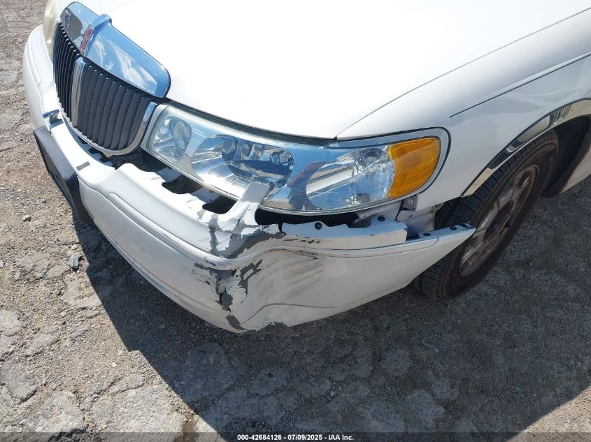 2000 Lincoln Town Car Signature VIN: 1LNHM82W9YY762470 Lot: 42684126