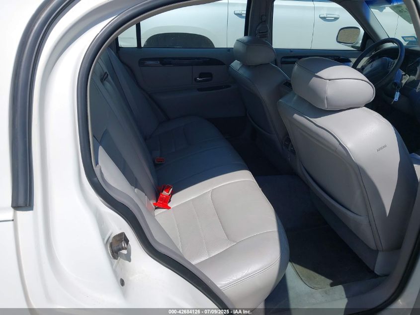 2000 Lincoln Town Car Signature VIN: 1LNHM82W9YY762470 Lot: 42684126