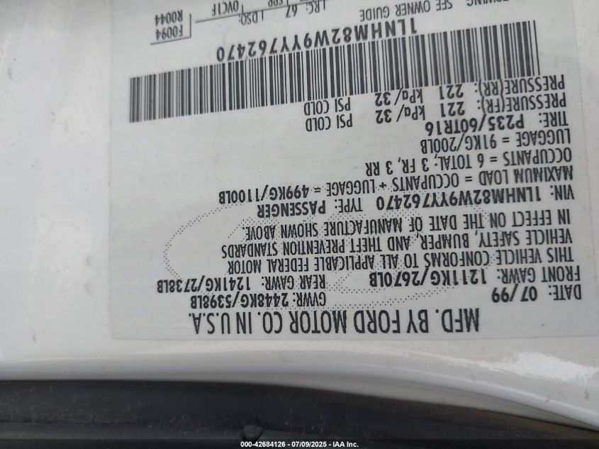 2000 Lincoln Town Car Signature VIN: 1LNHM82W9YY762470 Lot: 42684126