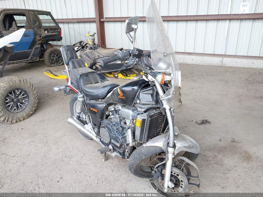 JH2RC2104EM003709 HONDA VF700 Photo 1