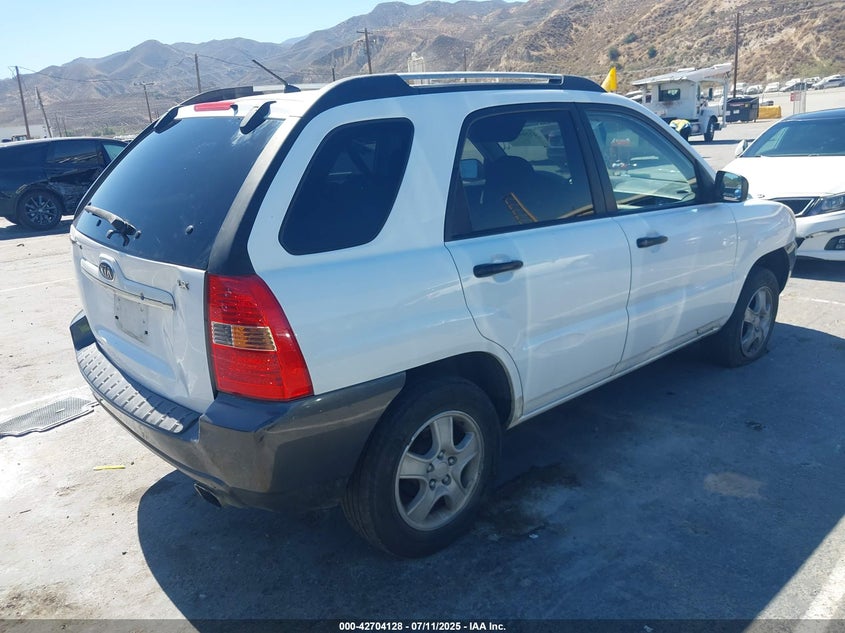 2007 KIA SPORTAGE VIN: KNDJF724477392137