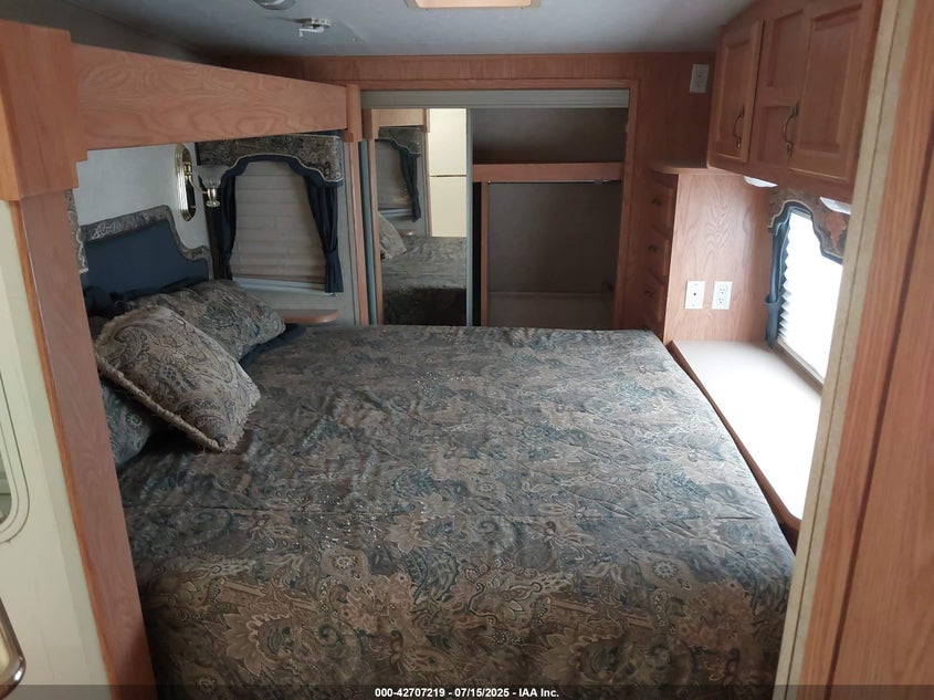 1UJCJ02R851SH0113 2005   photo no. 13