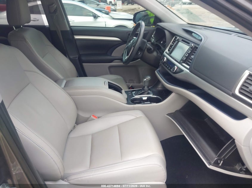 2019 TOYOTA HIGHLANDER XLE - 5TDKZRFH7KS318956