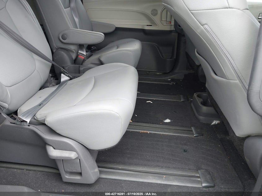 2021 TOYOTA SIENNA auction photo 8