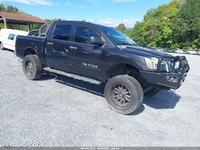 NISSAN TITAN SE