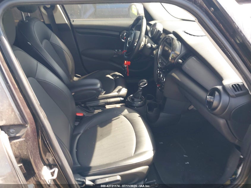 2015 MINI HARDTOP VIN: WMWXS5C55FT830653