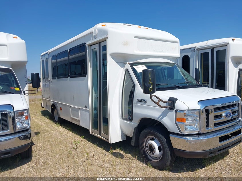 2018 Ford E-450 Cutaway white other gasoline 1FDFE4FS4JDC34627 photo #1