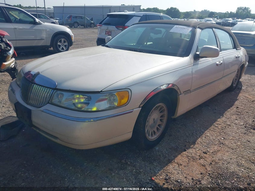1998 Lincoln Town Car Cartier white sedan gasoline 1LNFM83W1WY681353 photo #3