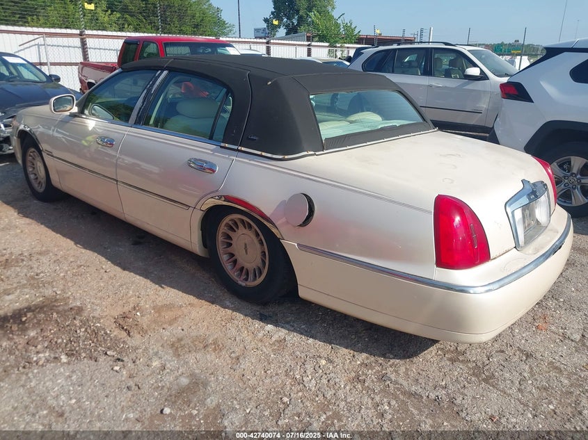 1998 Lincoln Town Car Cartier white sedan gasoline 1LNFM83W1WY681353 photo #4