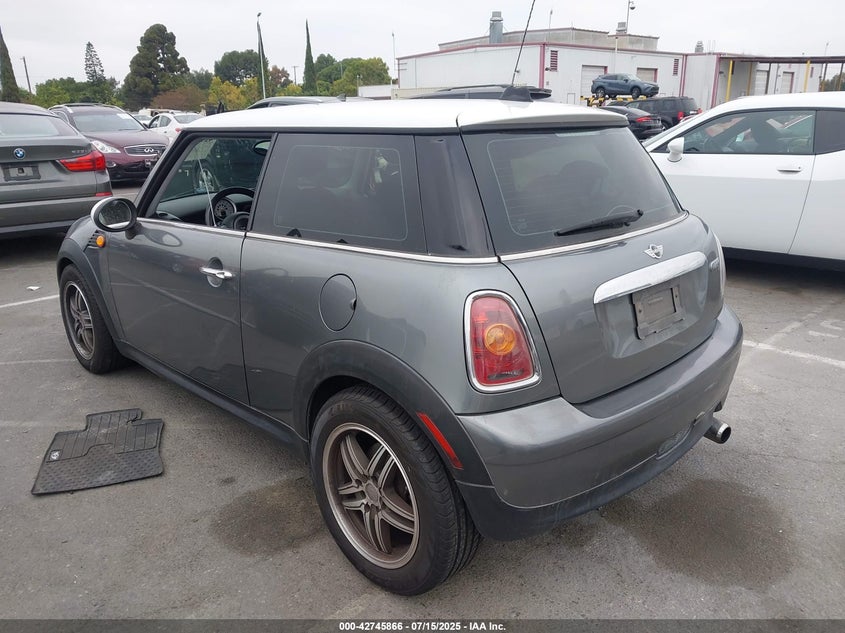 2010 MINI COOPER VIN: WMWMF3C57ATZ25476
