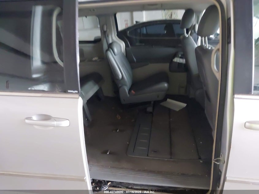 2009 Chrysler Town & Country Touring VIN: 2A8HR54129R537120 Lot: 42748690