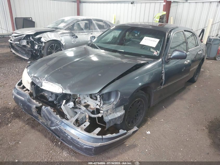 1LNFM82W8WY716830 1998 LINCOLN TOWN CAR photo no. 2