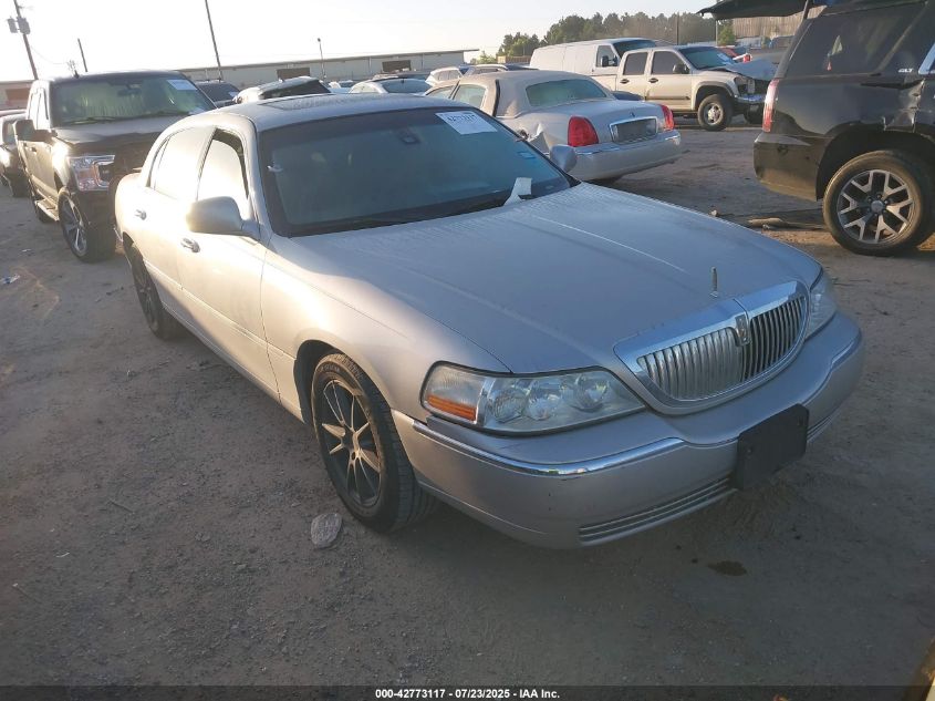 2003 Lincoln Town Car Signature beige sedan gasoline 1LNHM82W13Y644597 photo #1