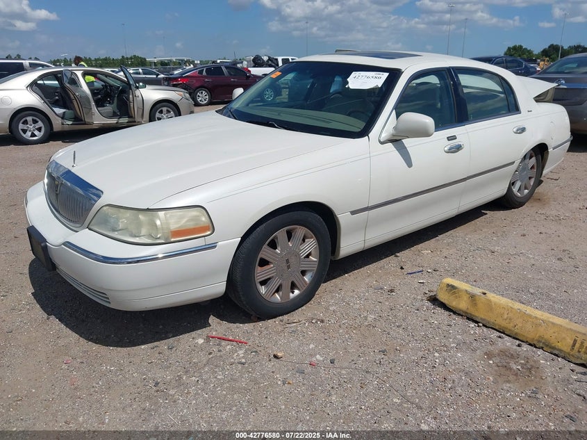 2004 Lincoln Town Car Ultimate white sedan gasoline 1LNHM83W34Y631091 photo #3