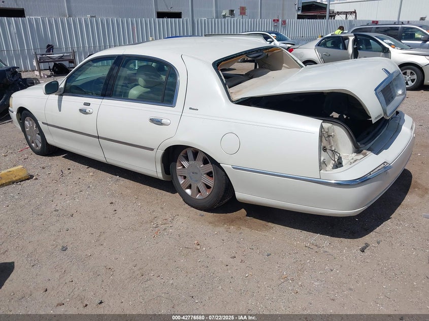 2004 Lincoln Town Car Ultimate white sedan gasoline 1LNHM83W34Y631091 photo #4