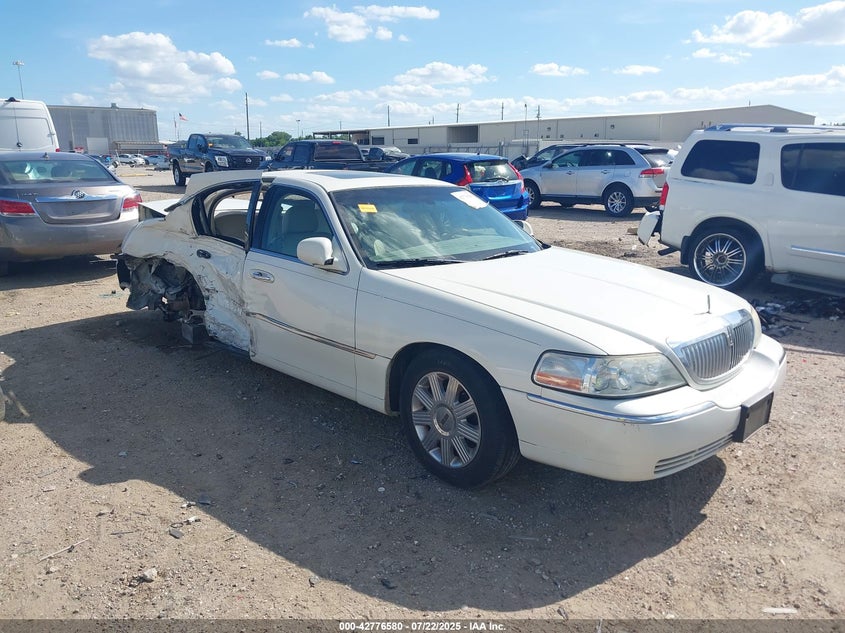 2004 Lincoln Town Car Ultimate white sedan gasoline 1LNHM83W34Y631091 photo #1