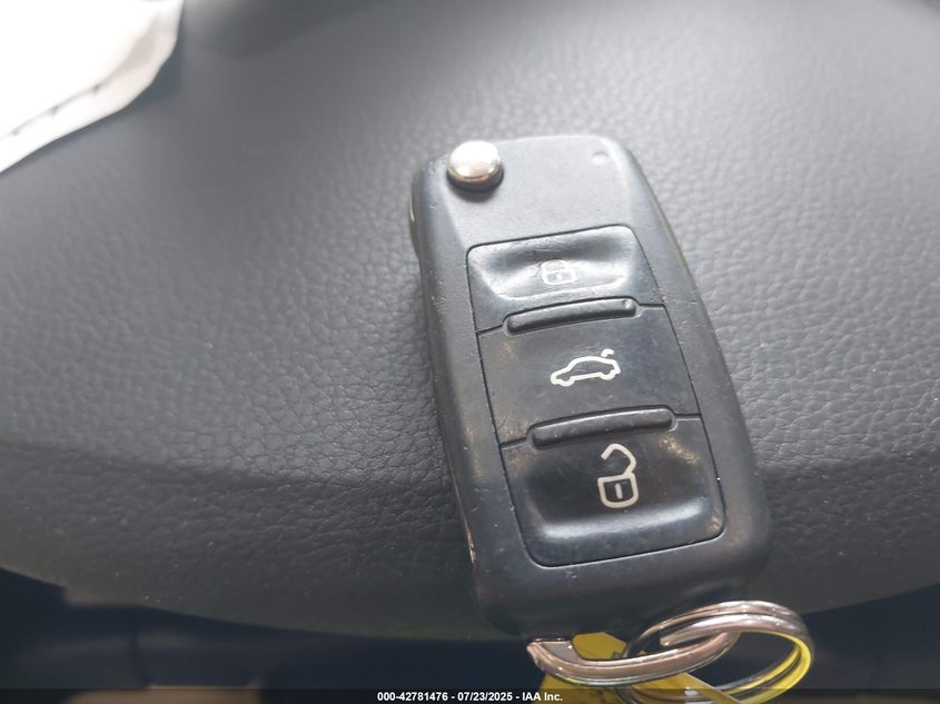 2017 VOLKSWAGEN TIGUAN 2.0T/2.0T S - WVGBV7AX6HK029013