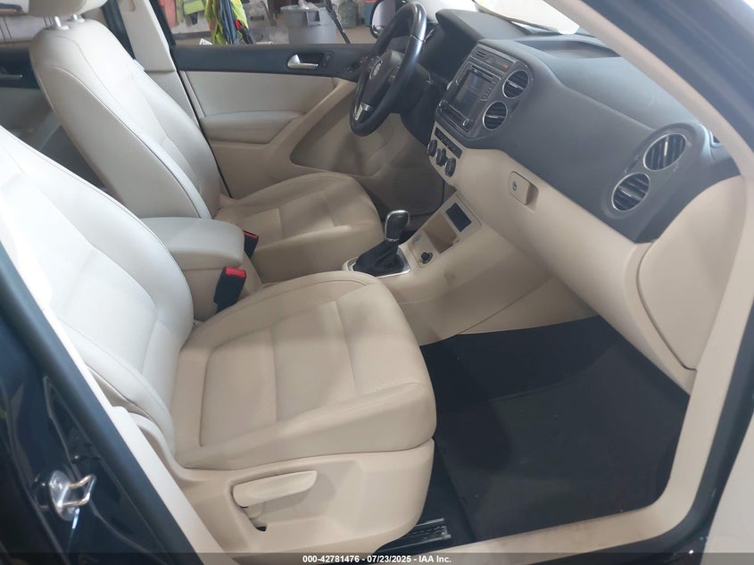 2017 VOLKSWAGEN TIGUAN 2.0T/2.0T S - WVGBV7AX6HK029013