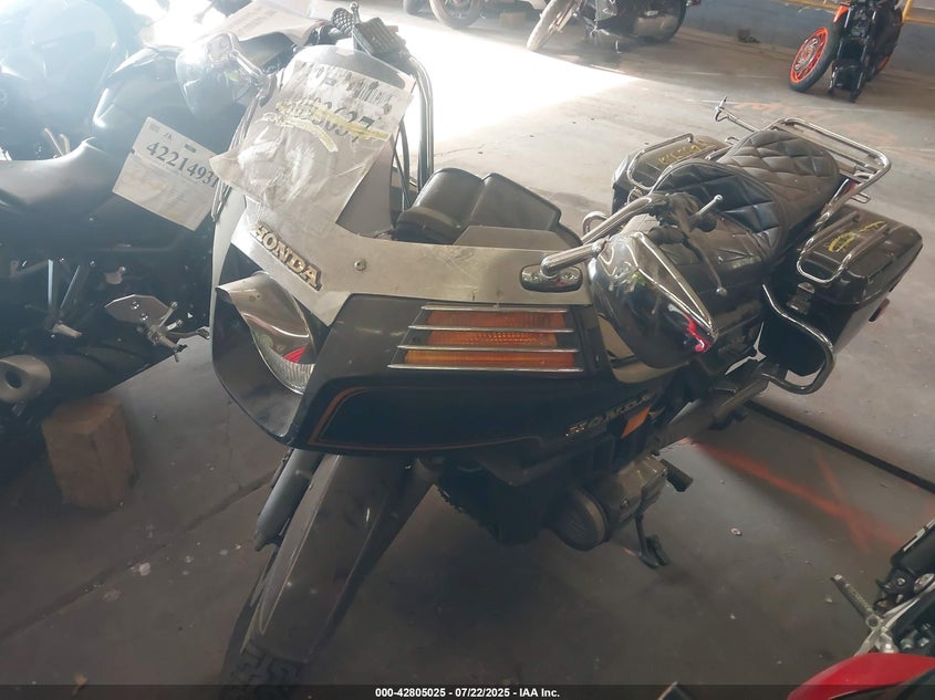 1HFSC0219BA124499 1981 HONDA GL photo no. 2